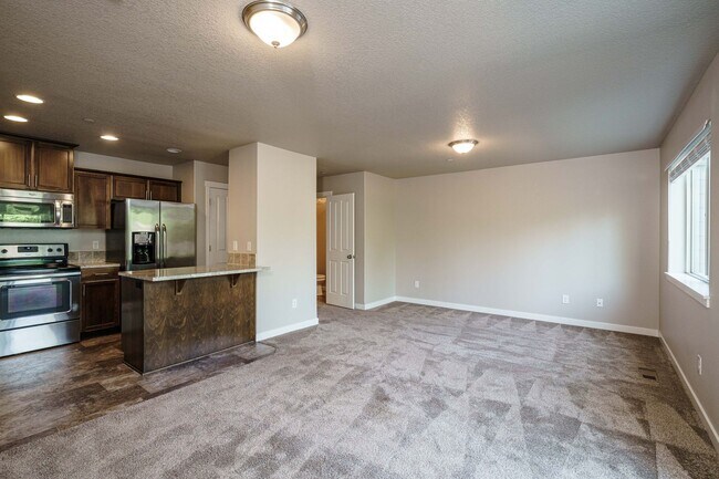 Building Photo - Easy I-205 Access - 3 Bedroom 2.5 Bath Townhouse