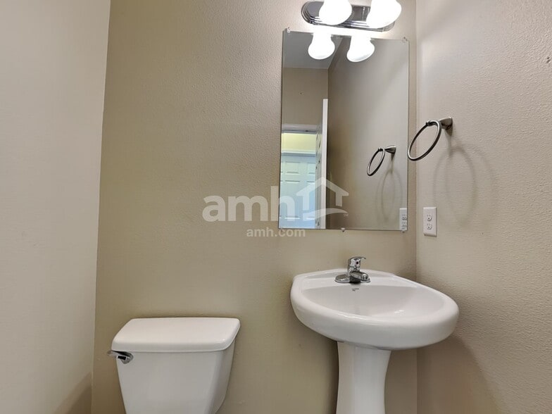 Building Photo - 830 Hyacinth Cir