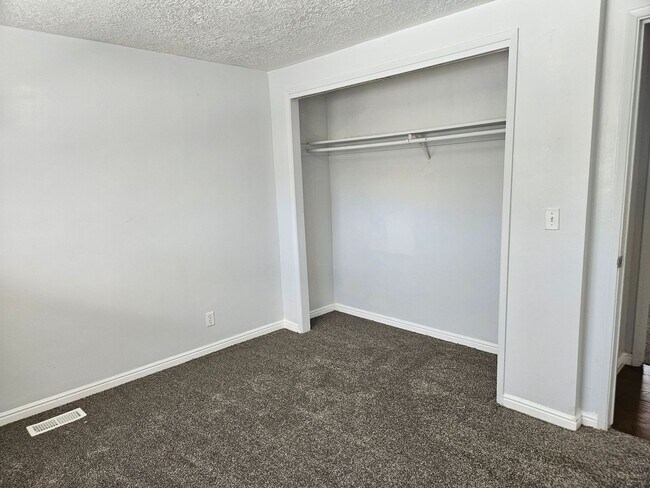 Building Photo - Beautiful 5 Bedroom home in Great Layton Location!