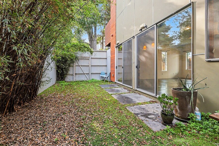 Building Photo - 3425 Louise St