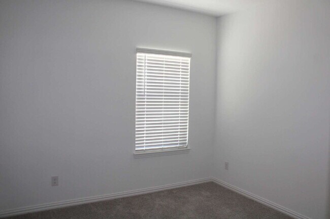 Building Photo - 628 Blue Rdg Dr