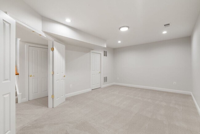 Building Photo - Stunning 4 level detached home close to the Mosaic District in Fairfax!