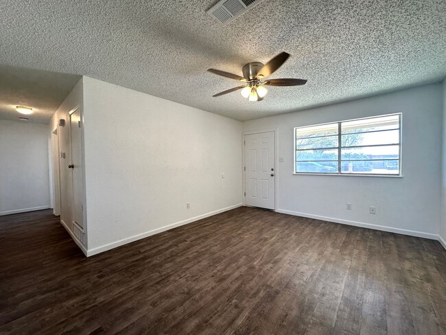 Building Photo - Updated 3 Bed/ 2 Bath Available!