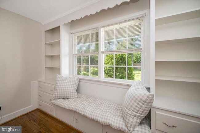 Building Photo - 1732 Beverly Dr