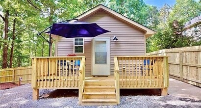 Building Photo - 2402 Rockwood Dr