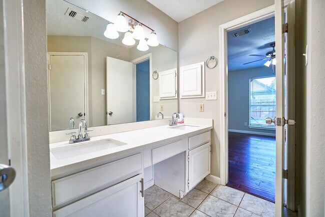 Building Photo - 2314 Pebbledowne Cir