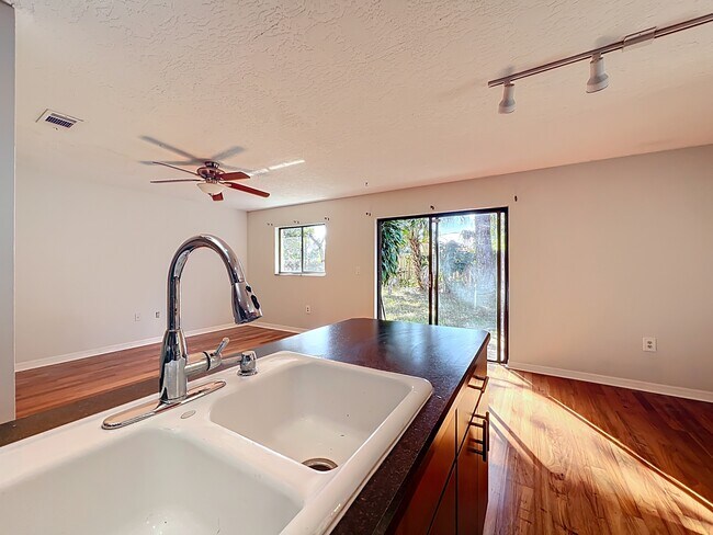 Building Photo - 640 Casa Grande Dr