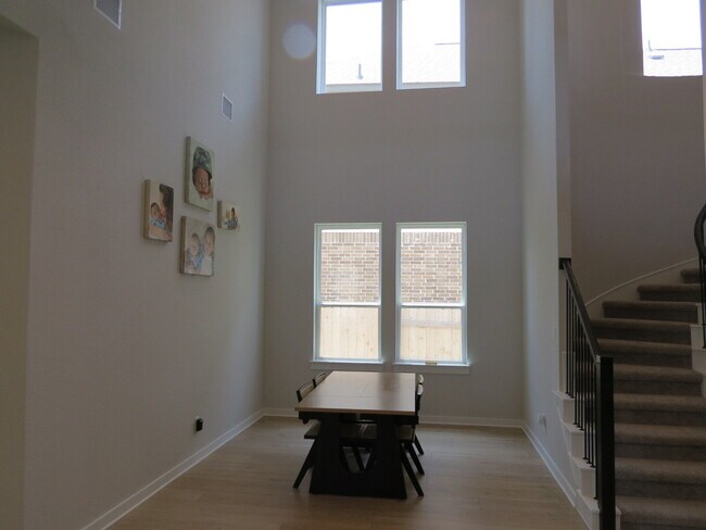 Building Photo - 404 Lariat Lp