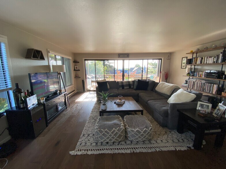 Downstairs unit-same living layout - 1506 10th Avenue West