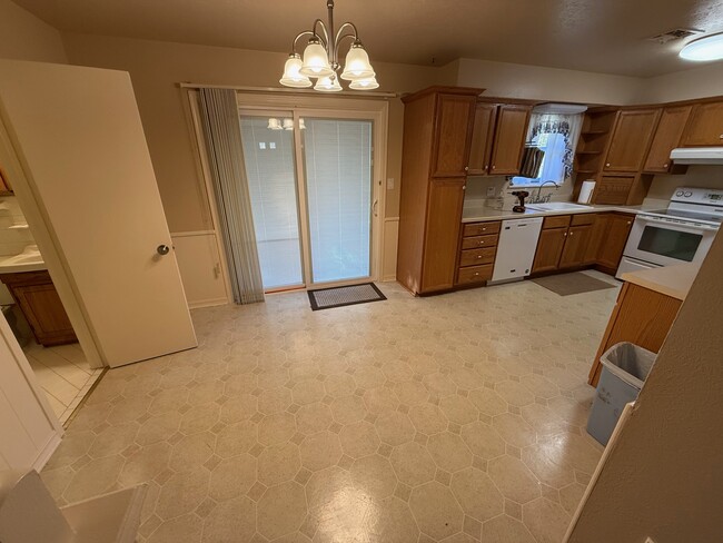 Dining room & kitchen - 3009 N Woodcrest Dr