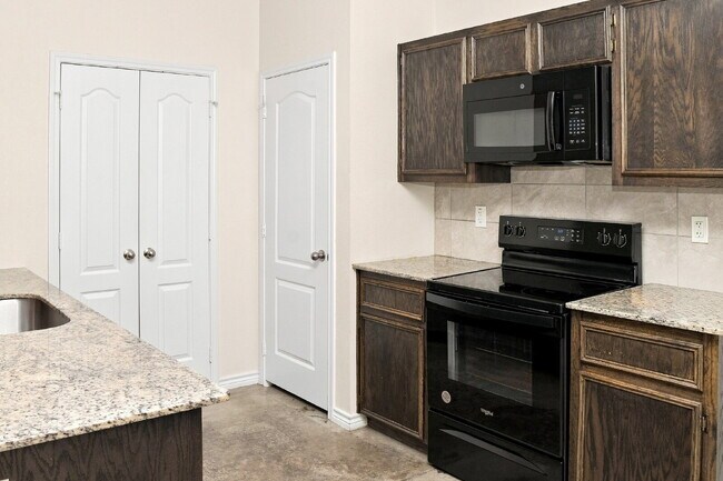 Building Photo - "Spacious 3-Bedroom Duplex with Granite Elegance in Prime Killeen Location!"