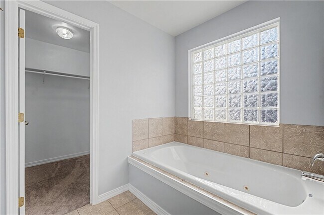 Building Photo - 585 Lynn Dr