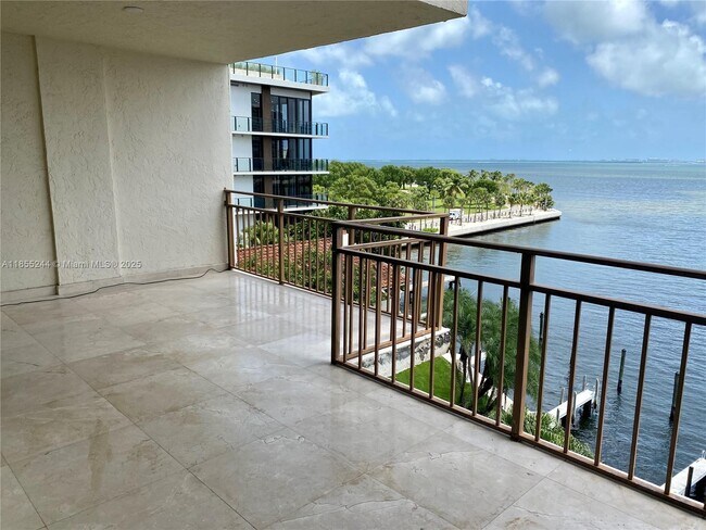 Building Photo - 1632 S Bayshore Ct