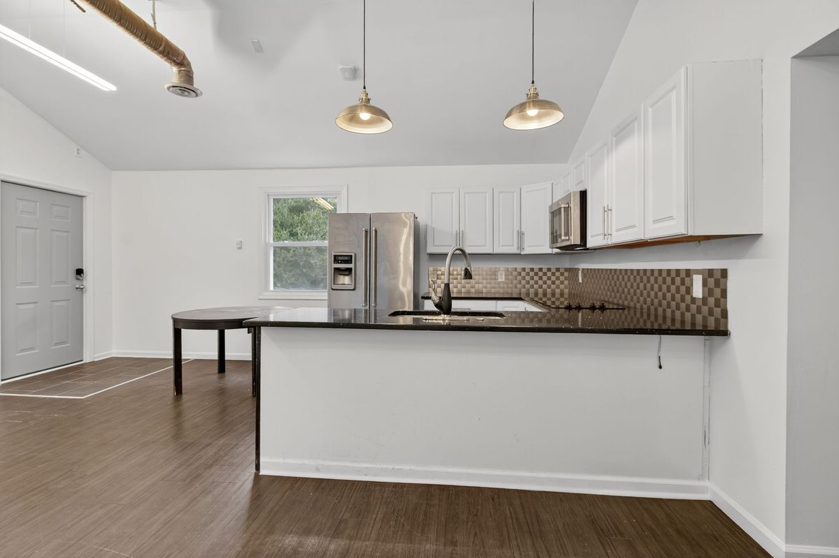 Building Photo - 837 Romney Ln