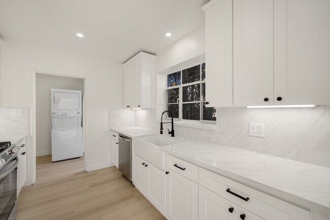 Building Photo - 35-35 Kennebec Ave