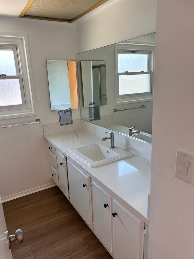 Guest bath - 4565 Almond Ave