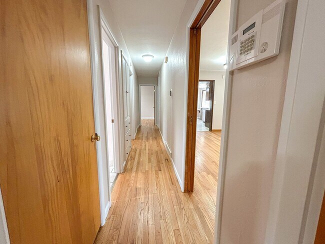 Building Photo - 1550 Corina Dr SE
