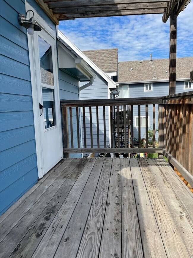 Building Photo - Cozy Studio Carriage House – All Utilities Included!