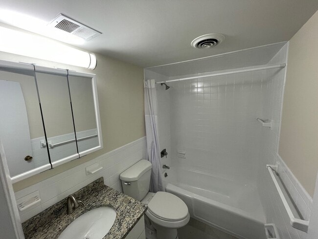 Building Photo - Suburban 2-bed with private balcony