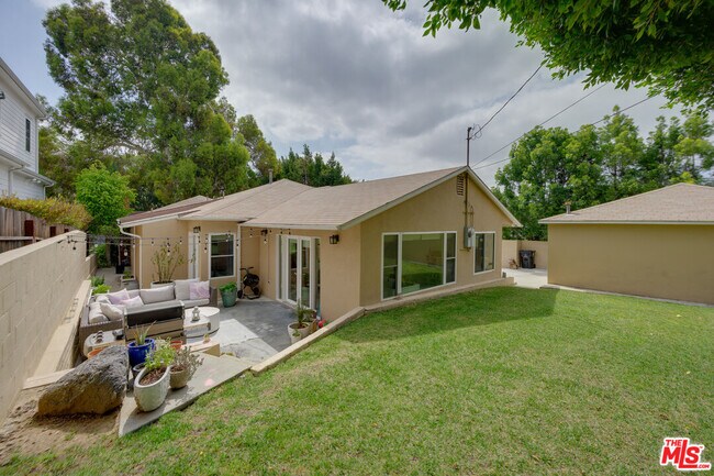 Building Photo - 2241 S Beverly Dr