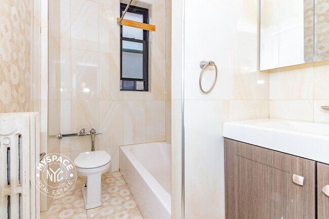 Building Photo - 240 Crown St