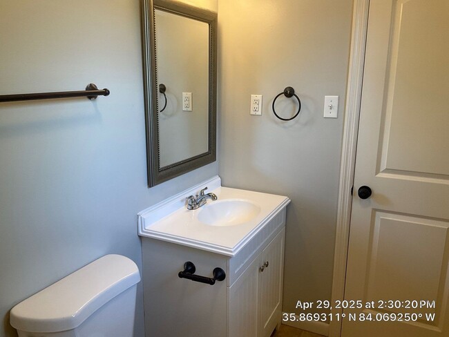 Building Photo - 3 Bedroom / 2.5 Bath House Available Now