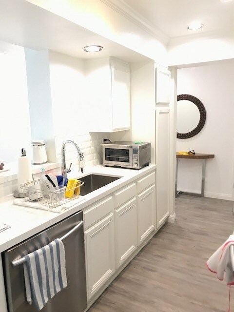 Kitchen - 906 N Doheny Dr