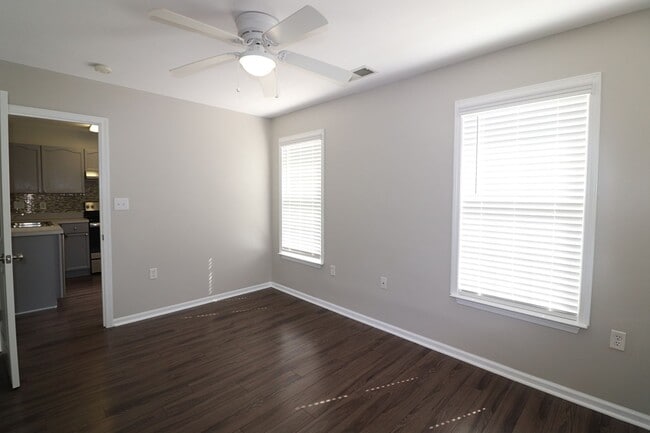 Building Photo - Super Cute 2 bedroom 2 bath townhome In Ro...