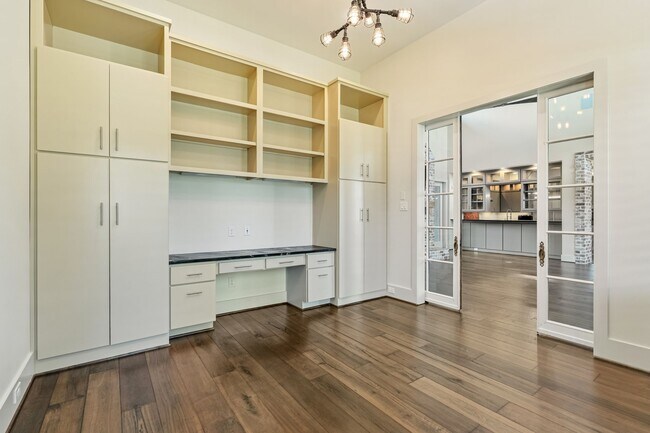 Building Photo - 3610 Oak Forest Dr