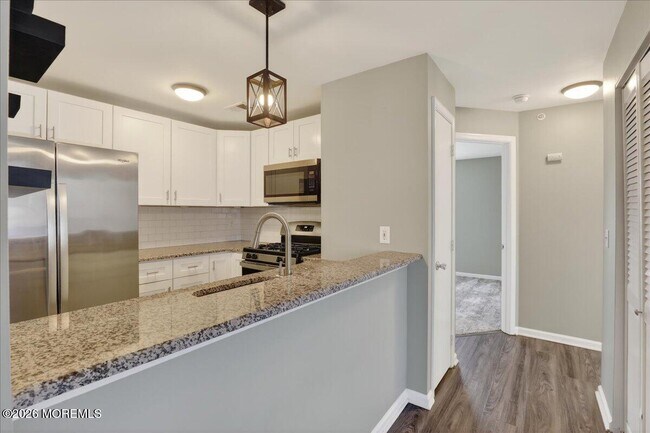 Building Photo - 33 Jockey Ln