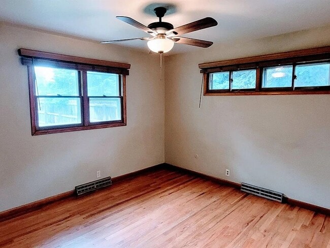 Building Photo - 1321 Lakewood Dr