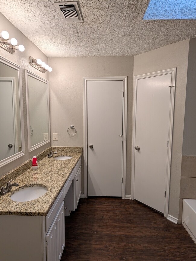 Building Photo - 1909 Willow Vale Dr