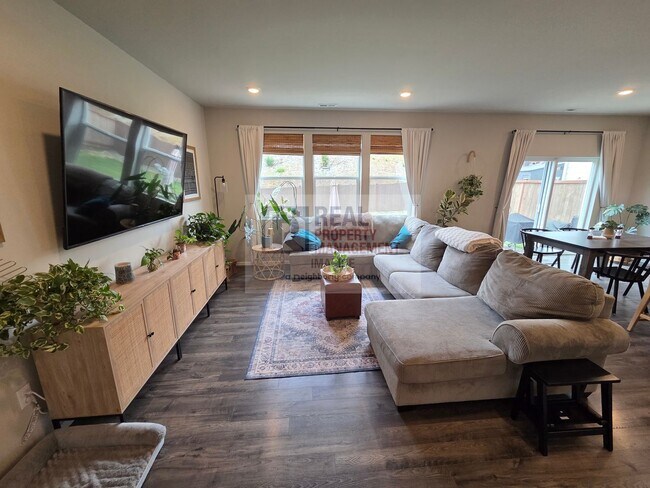 Building Photo - Check Out This Beautiful 4 Bedroom, 2.5 Bath Home!