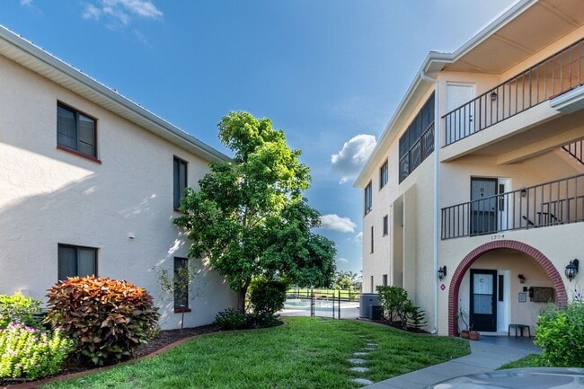 Building Photo - WATERFRONT- 2-BEDROOMS, 2-BATH- PUNTA GORD...