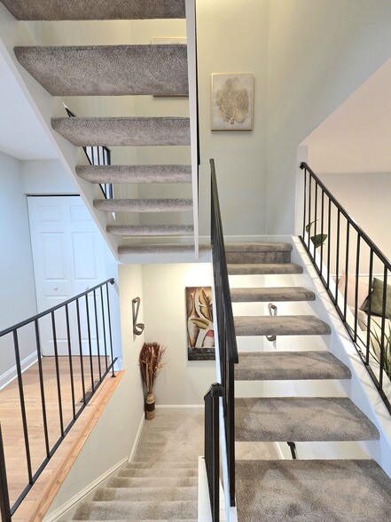 Building Photo - 5407 Leeway Ct