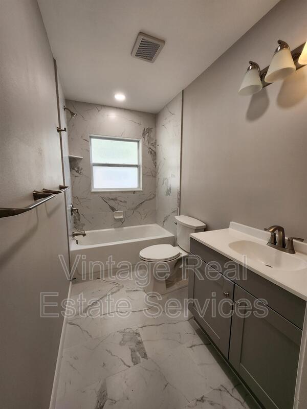 Building Photo - 304 S Mercury Ave