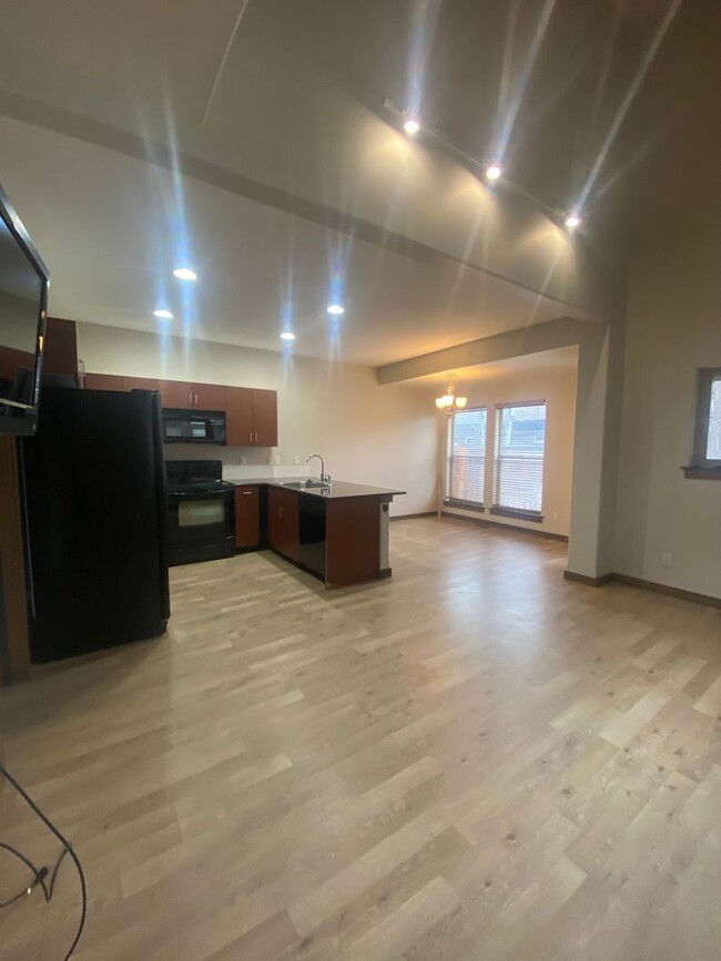 Building Photo - Valley West End Unit Condo- Available NOW!