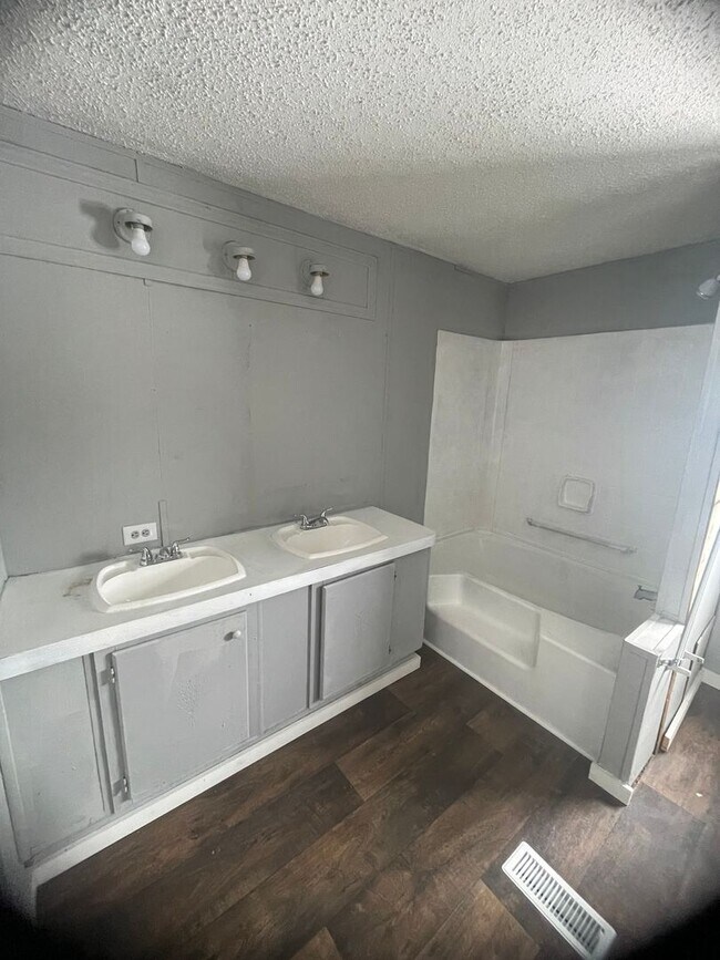 Building Photo - Country living with spacious front and backyard - 3 beds/ 2bath available now