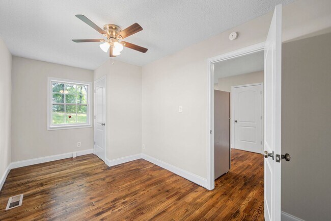 Building Photo - 204 Booth Rd