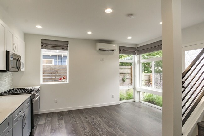 Building Photo - 2Bd/1.75Ba Seattle Townhome