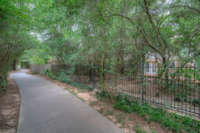 Building Photo - 11 Robin Run Dr