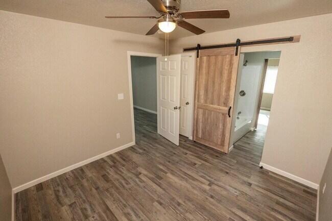 Building Photo - Newly renovated 1 Bedroom