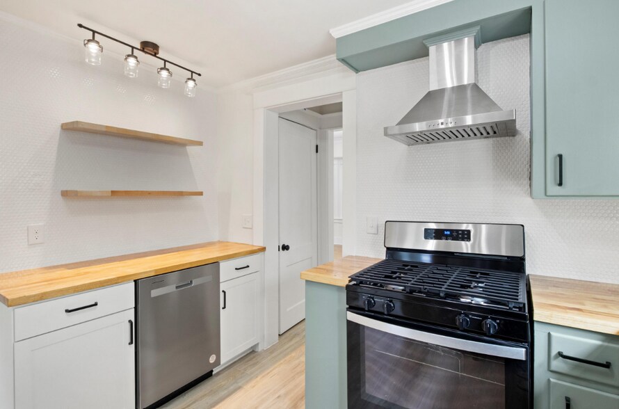 Kitchen - 44 Westchester Ave