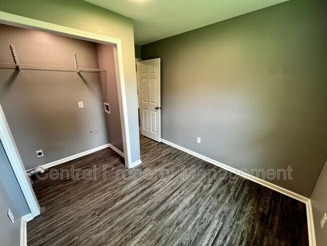 Building Photo - 104 Madison Cir