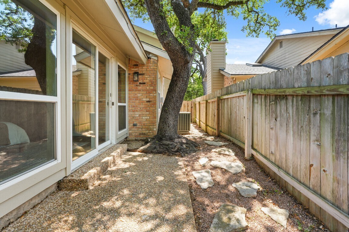 Building Photo - 8138 Forest Mesa Dr