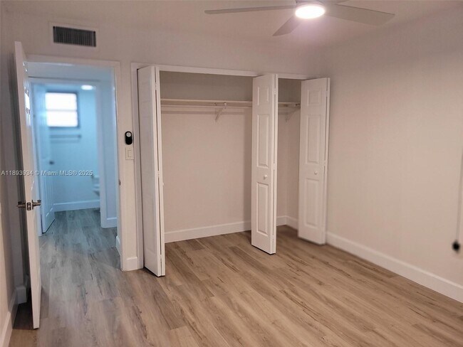Building Photo - 8860 Fontainebleau Blvd