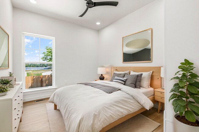 Building Photo - ***949 SE 10th Street***