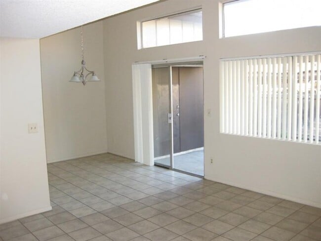 Primary Photo - Extra large 3bd/2ba 2 story townhome with ...