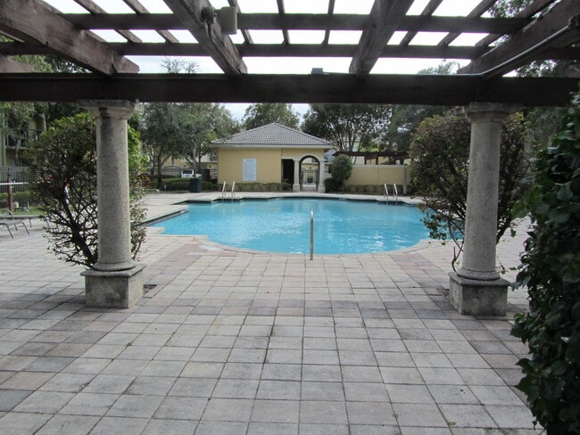 Building Photo - 700 Crestwood Ct S