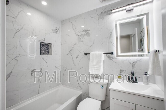 Building Photo - 702 19th St NE